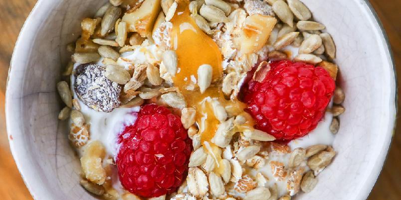 Yoghurt med honning, nøtter og bær